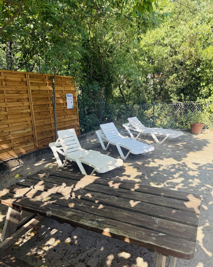 Installé au Camping Amélia, à Amélie-les-Bains, le coin fraîcheur offre aux vacanciers un espace calme et ombragé pour se détendre pendant les journées ensoleillées. Brumisation, chaises longues et proximité de la rivière permettent de profiter d’une pause rafraîchissante au cœur du camping.